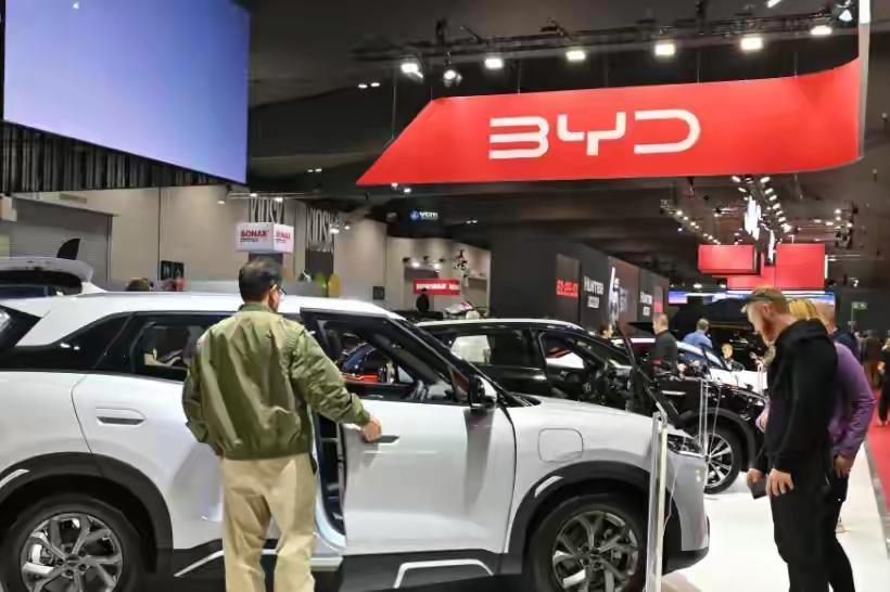 我对油价不焦虑，我就是喜欢这辆中国车的舒适性。

说这话的是一个澳洲退休老太太，