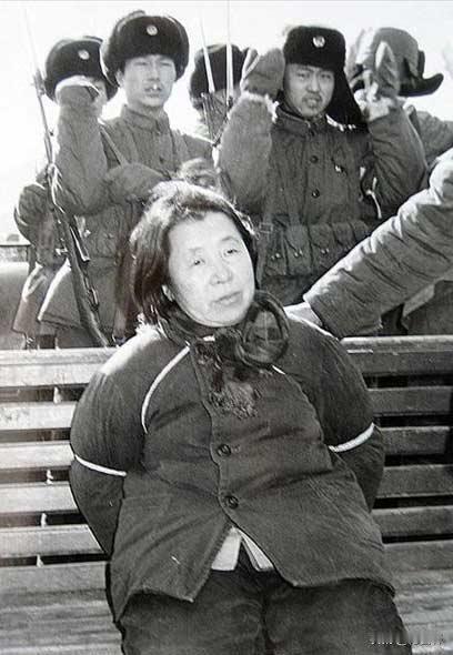 1980年，在宾县的公审会上，王守信被五花大绑，准备行刑，可笑的是这个女人生性狡