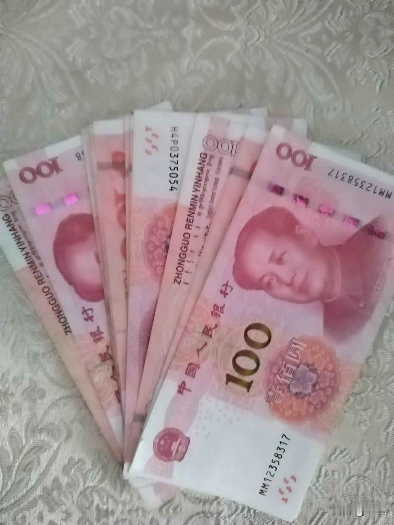 普通人的晚饭吃什么？
说说俺家晚饭花了多少钱吧！就今天出去花的钱少一点。给孩子买