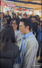 李佳琦主打体力旺旺主打美丽从巴黎搬箱到义乌搬水，李佳琦始终承包体力活，旺旺只管美