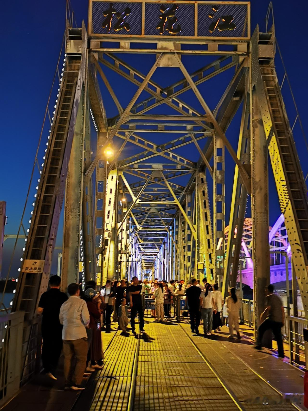 哈尔滨松花江大桥掠影

到哈尔滨旅游观光，哈尔滨松花江大桥值得一游。

由于是夜
