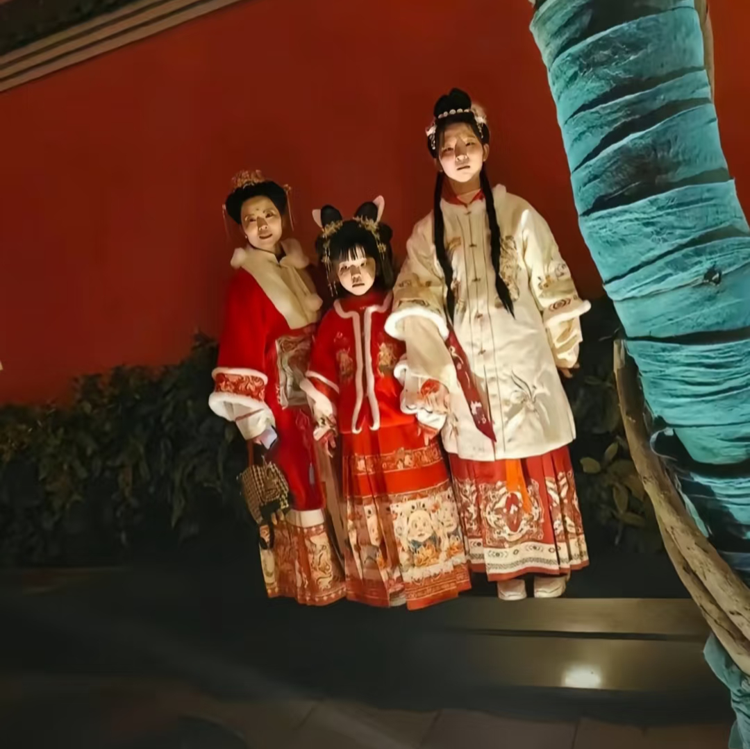 翻完成片直接笑喷，构图迷之清奇，画风格外清脑，不得不说，没点另类天赋，还真拍不出