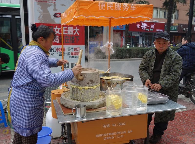 过年期间，下了武定门地铁站，往老门东走，路边有不少小摊小贩，有卖冰糖葫芦的，有卖