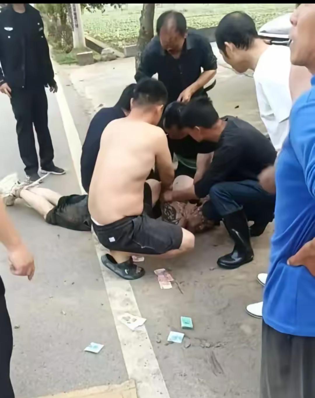 湖南，一69岁大爷发现了一名女子正被侵害，可她又身单力薄，就在关键时刻，大爷挺身