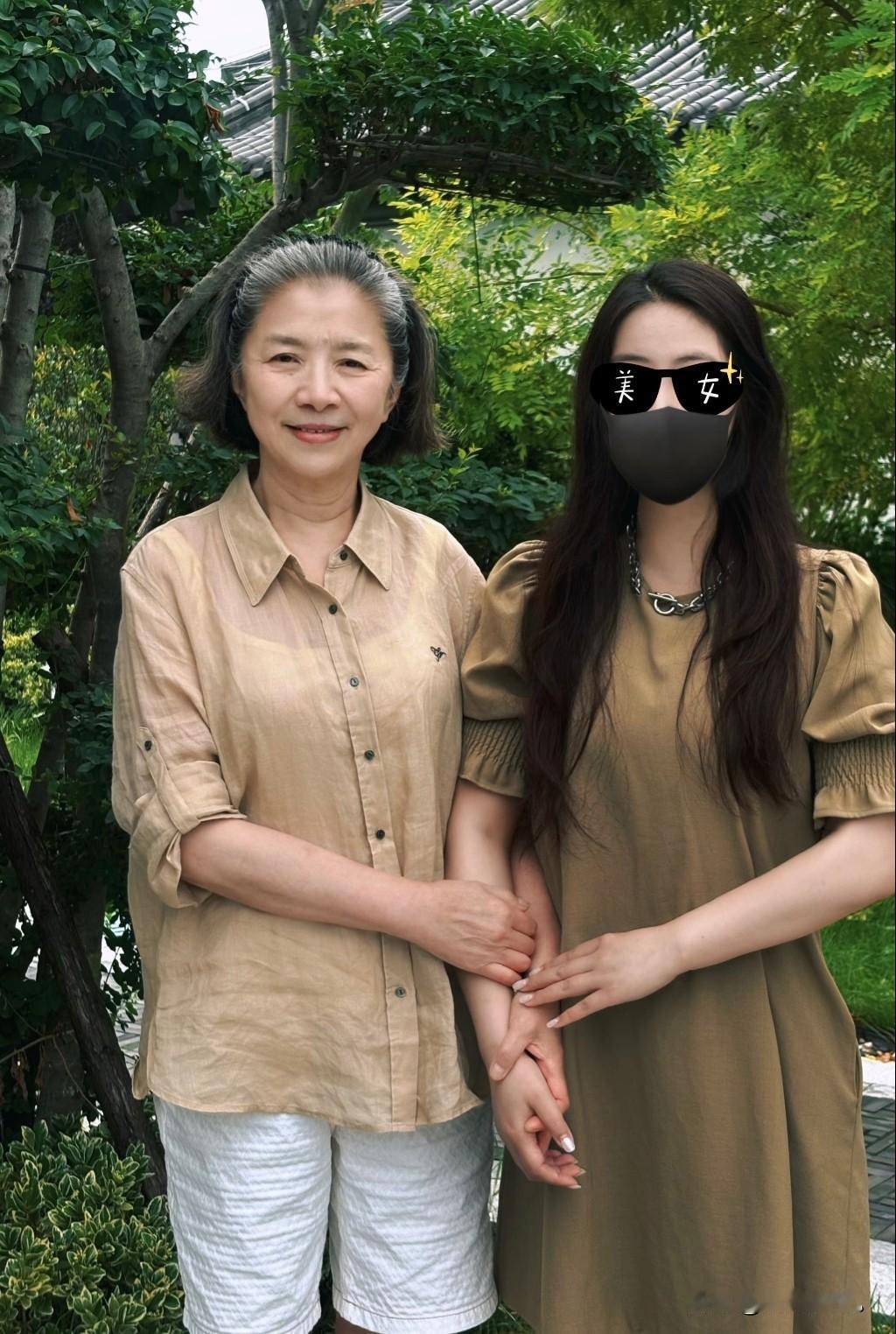 看演员迟蓬得奖以后一点没飘，依然是朴素打扮，低调谦和，遇到网友合影也是热情配合。