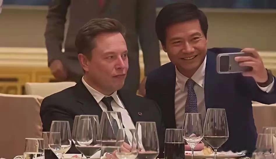 看看这是不是在“追星”，雷军偶遇马斯克尽显谦逊，马斯克作为美国首富，也是中国商业