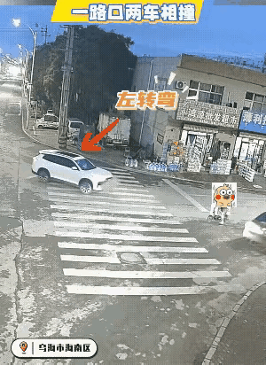 不用讨论了，当两辆同时转弯的车进入同一条道路的时候，右转弯的车辆要让左转弯的车辆