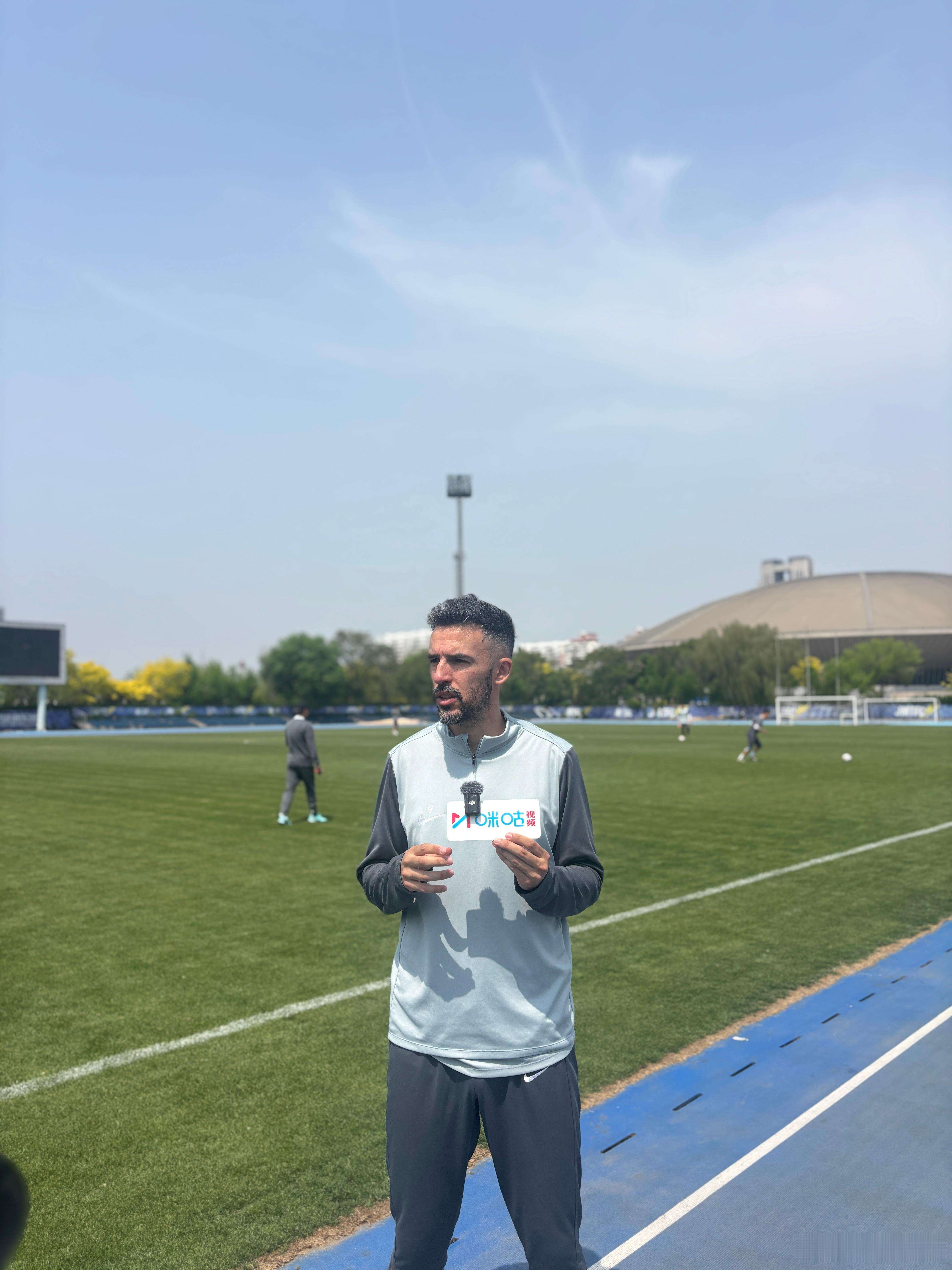 颁奖时候问了问，你职业生涯进过长距离的吊射吗，他摊手，可惜没有 