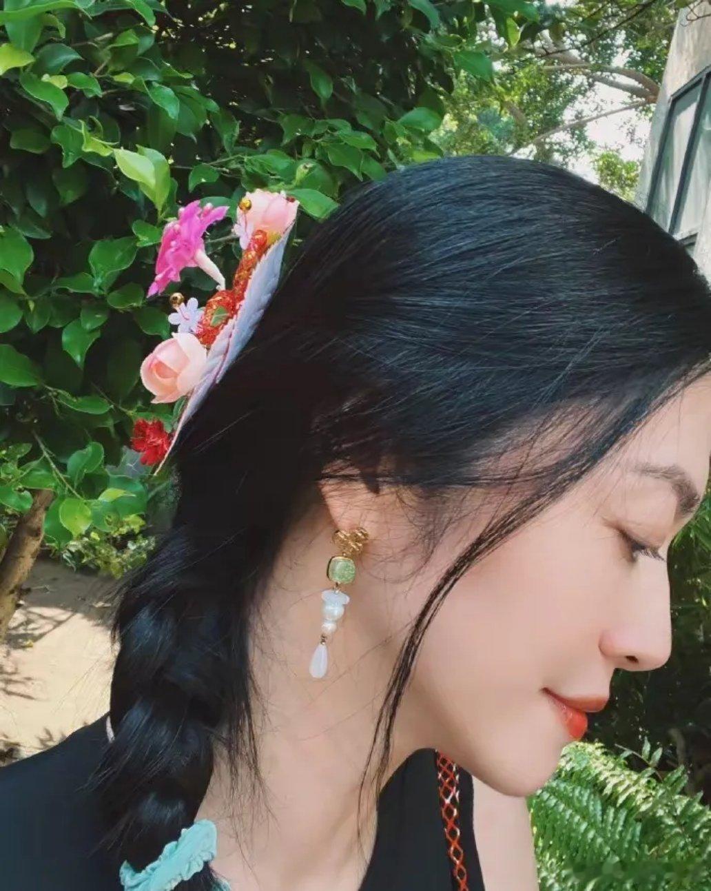 姚晨穿紧身背心裙买花，胳膊粗、屁股塌毫无身材焦虑，看脸还是年轻貌美……不少女明星