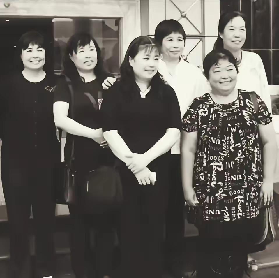 1975年，广州空军468医院的医生吴仲秋正在巡查病房，突然院长带人来，严肃地讲