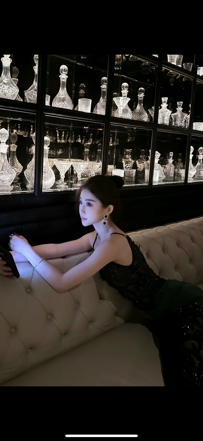 半夜一直盯着手机看，怕错过了你的任何消息。 ​​​