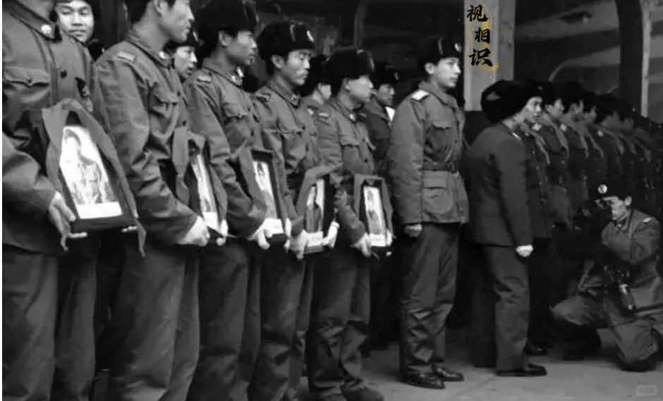 1989年，辽宁本溪火车站，英勇的解放军战士们凯旋归来，不过让人感到沉重的是，前...