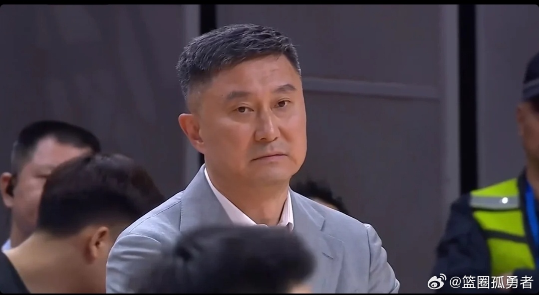 根据广东男篮球迷消息：杜峰已提交辞呈，等陈老板点头！杜峰下课cba