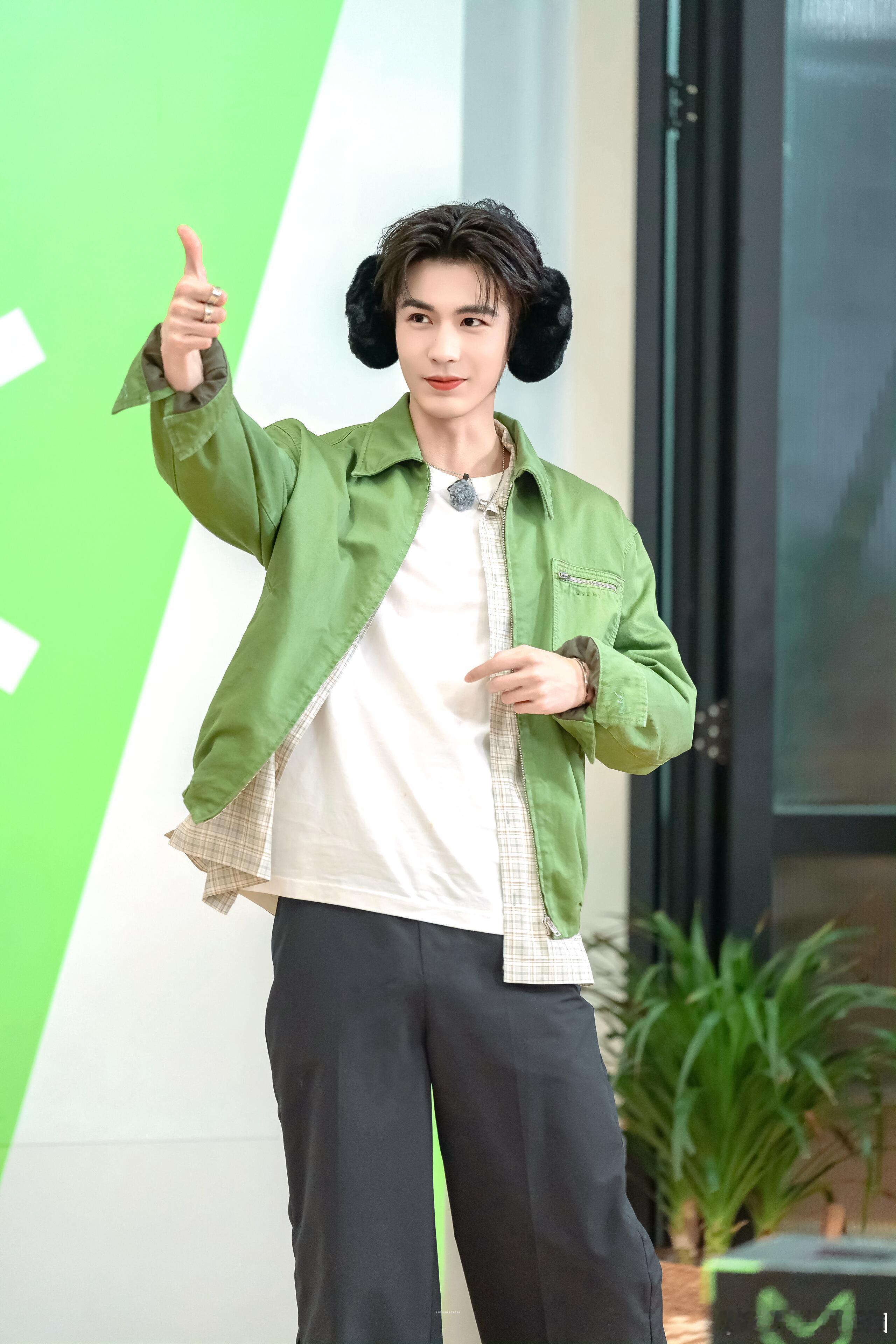 刘宇宁背张凌赫不知道该羡慕谁 刘宇宁背张凌赫，我酸得像个柠檬精！一个男友力MAX