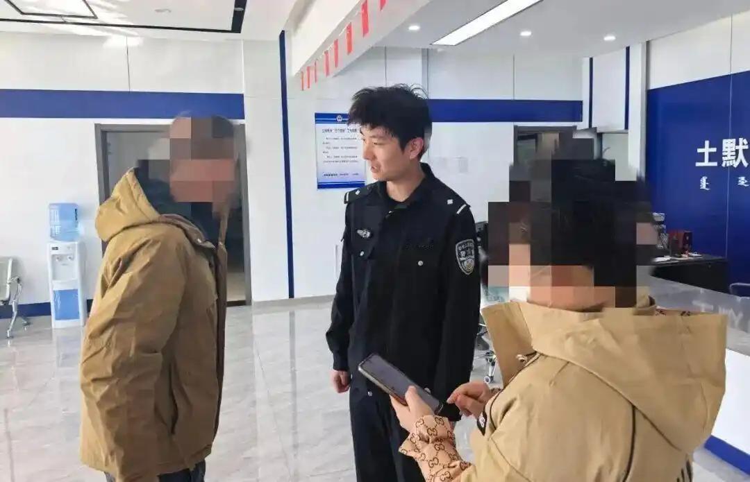 男子彩票中奖群里分享，被邻居冒领

近日，内蒙古呼和浩特市民王先生遭遇了一件烦心