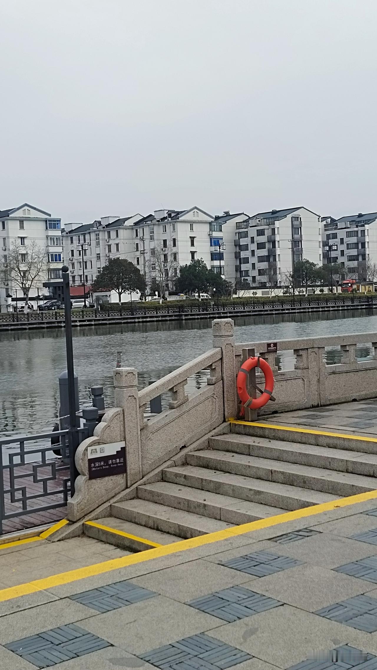 2月3日，乍暖还寒，苏州相门护城河旁边的健身步道，本来是来来往往的健身男女，现时