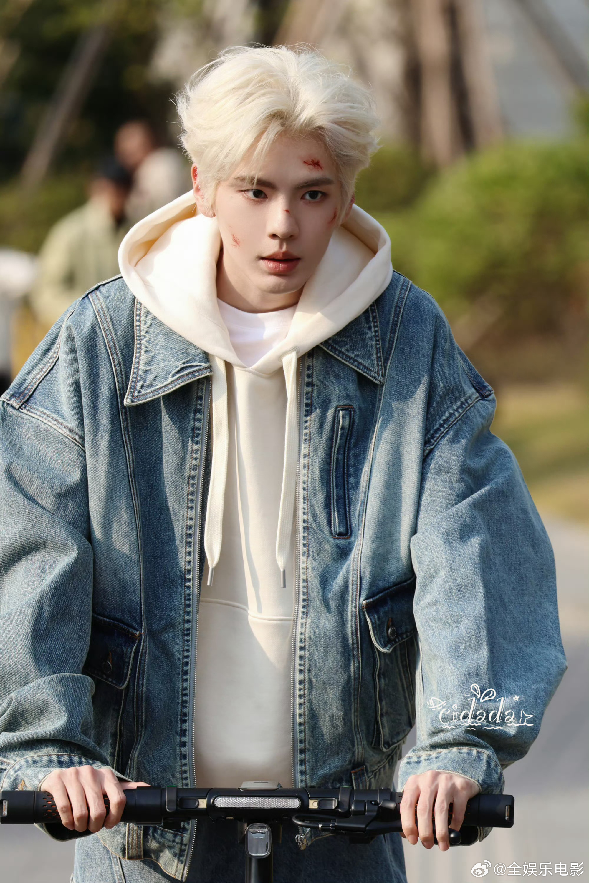 毕雯珺金发战损造型毕雯珺《黎明前他会归来》路透，毕雯珺裴川金发战损造型，好帅！毕