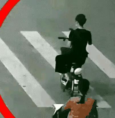 女子真胆大，在川流不息的车中穿梭，横过马路，还一手拿着手机好不自在，不知道危险正