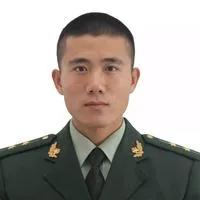他放弃清华投笔从戎，面对失控的卡车，他义无反顾的推开战友，英勇牺牲。
他用自己2