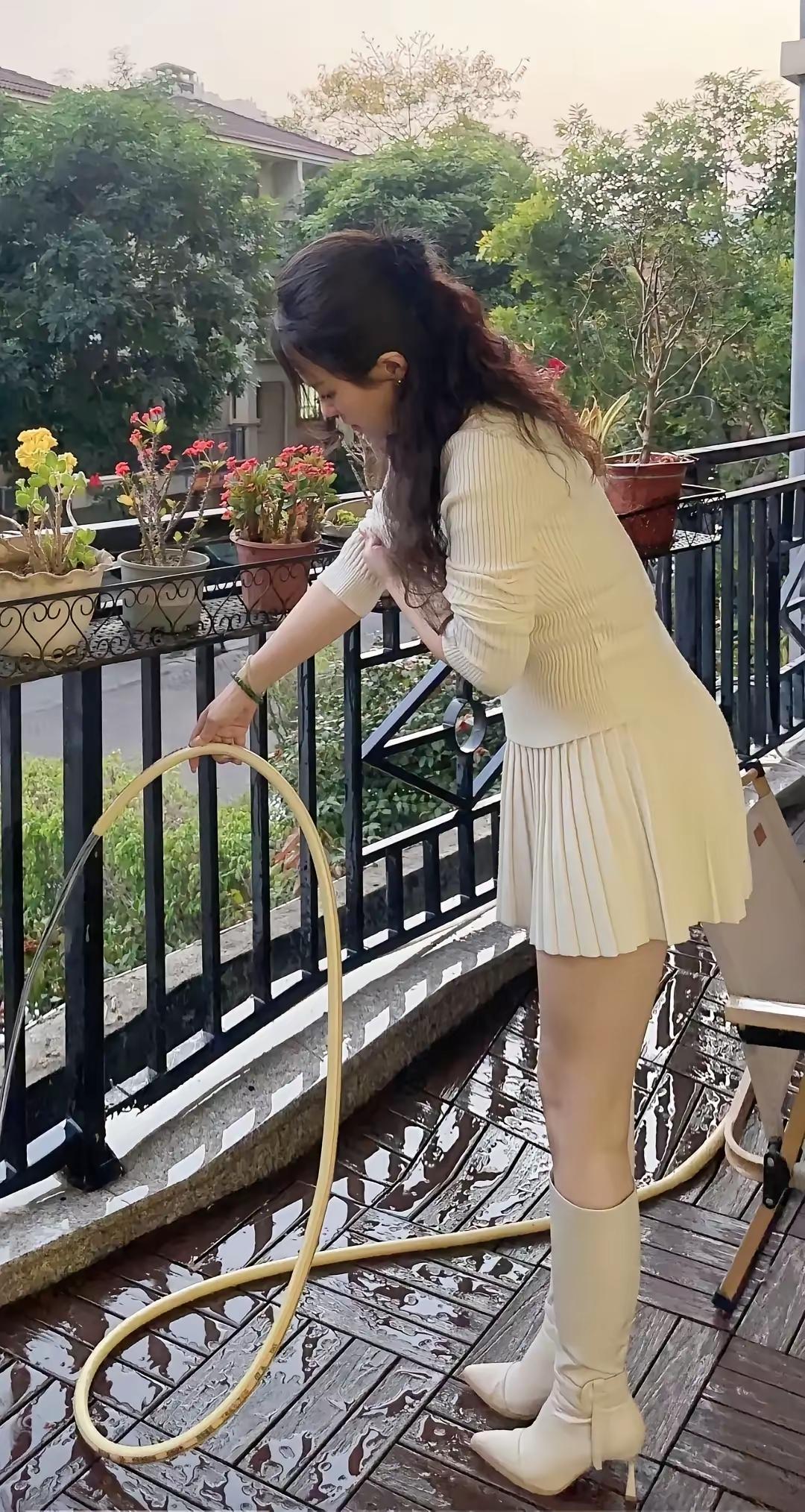 阳台上种了十几盆花，每天起床第一件事就是给花浇水。