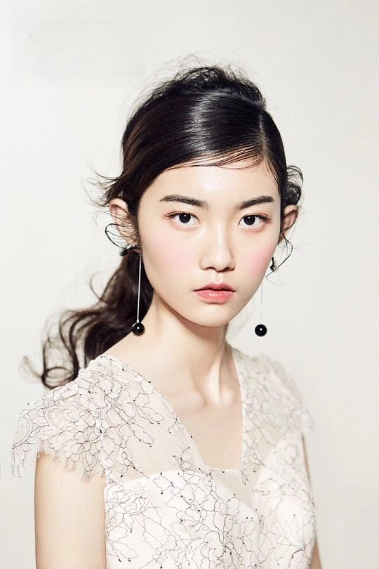 第一幕都不觉得她化妆了素颜质感直接拉满，妆容清透得仿若天生好皮，淡淡修饰却毫无妆