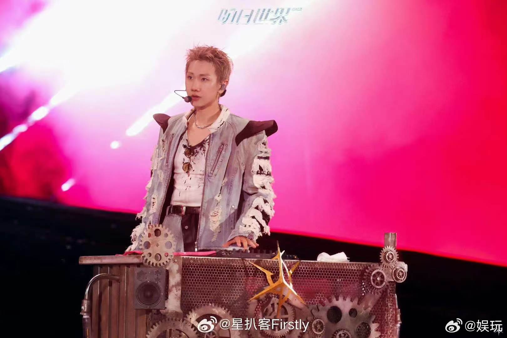 今天汪苏泷演唱会起了好大的雾汪苏泷给宝宝送点雾别的演唱会烟雾浅淡做点缀，汪苏泷这