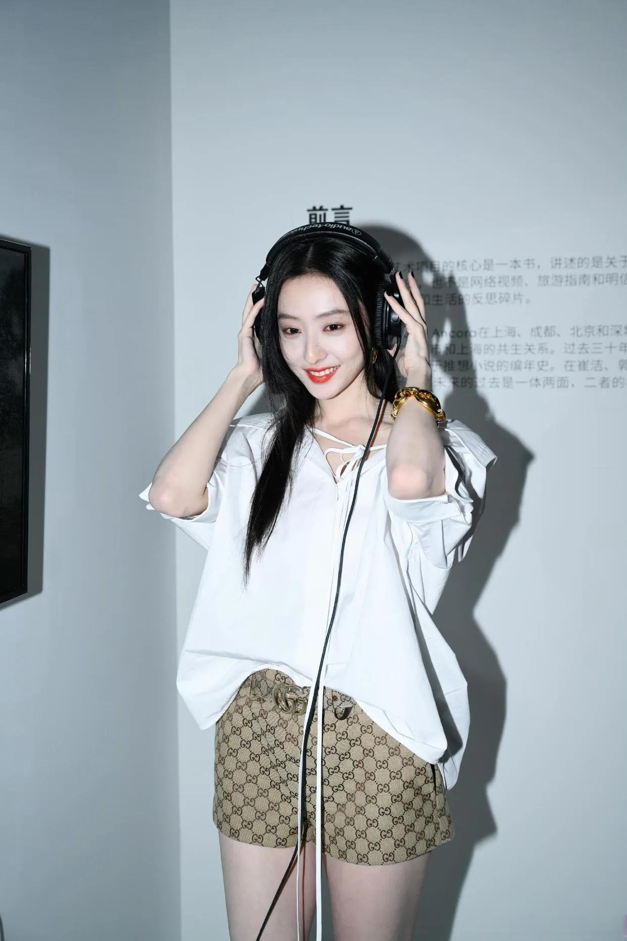 胡连馨太美了，笑容甜蜜，天生丽质，美丽动人。