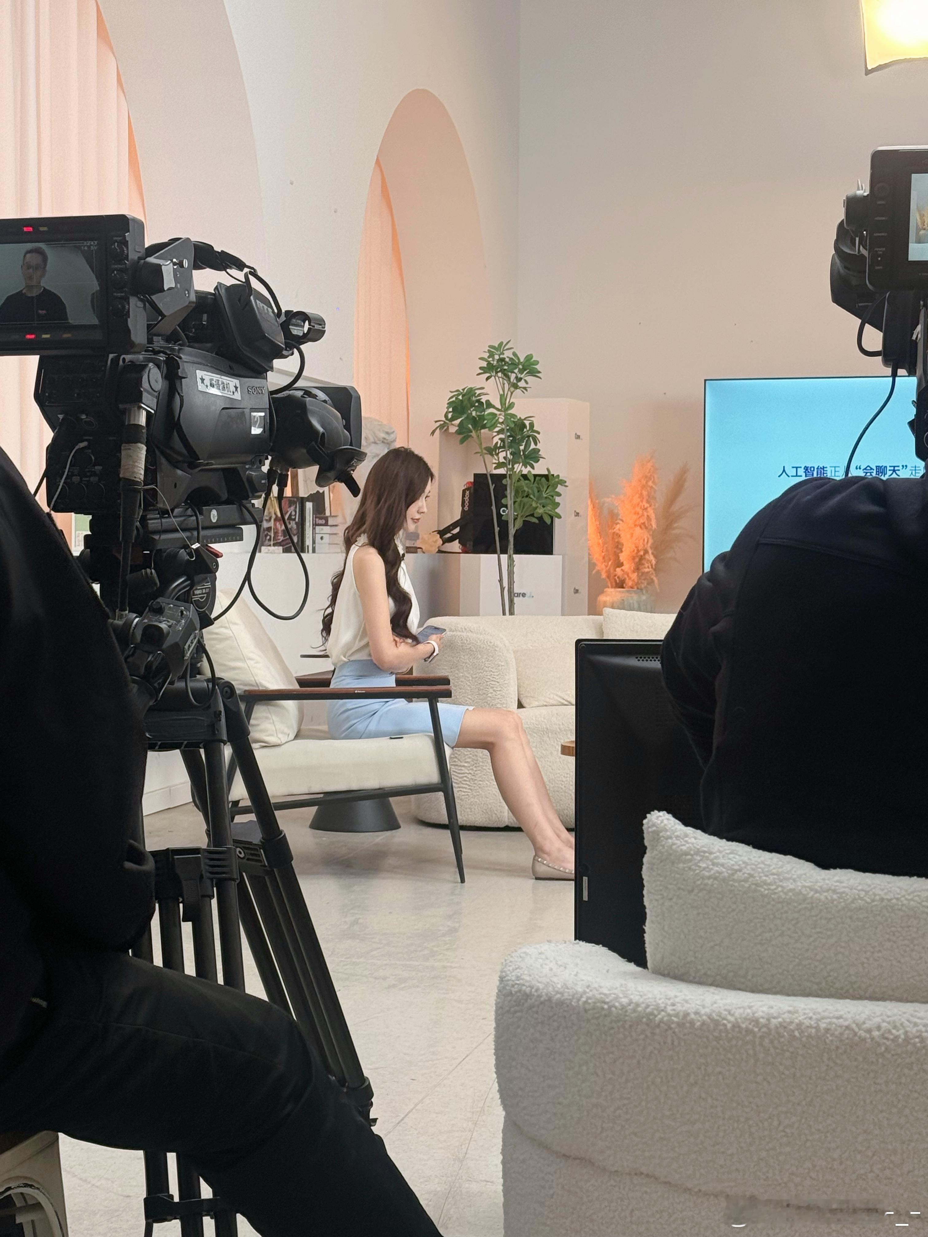 嘻嘻怎么有个偷拍视角欧尼茜茜 喜欢今天的ootd 