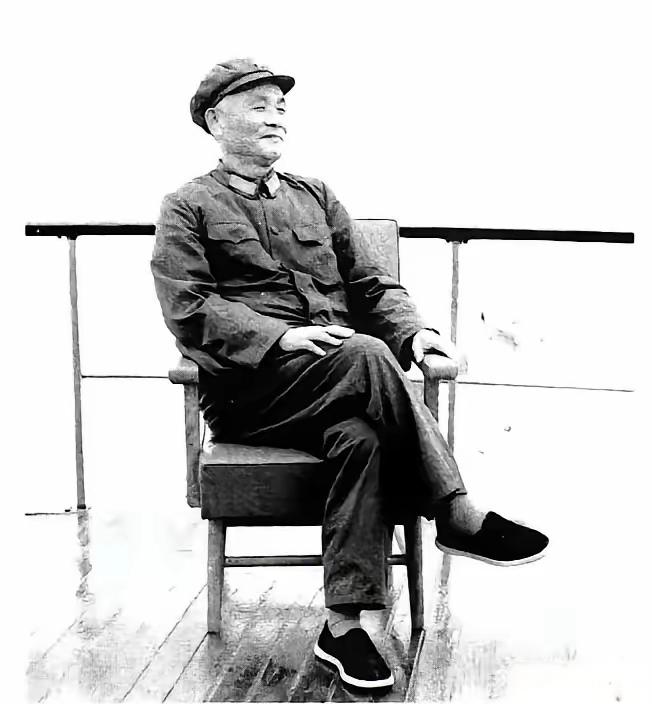 1985年，72岁的开国中将杜义德，将在空军服役的小儿子杜伟，主动调到陆军野战军