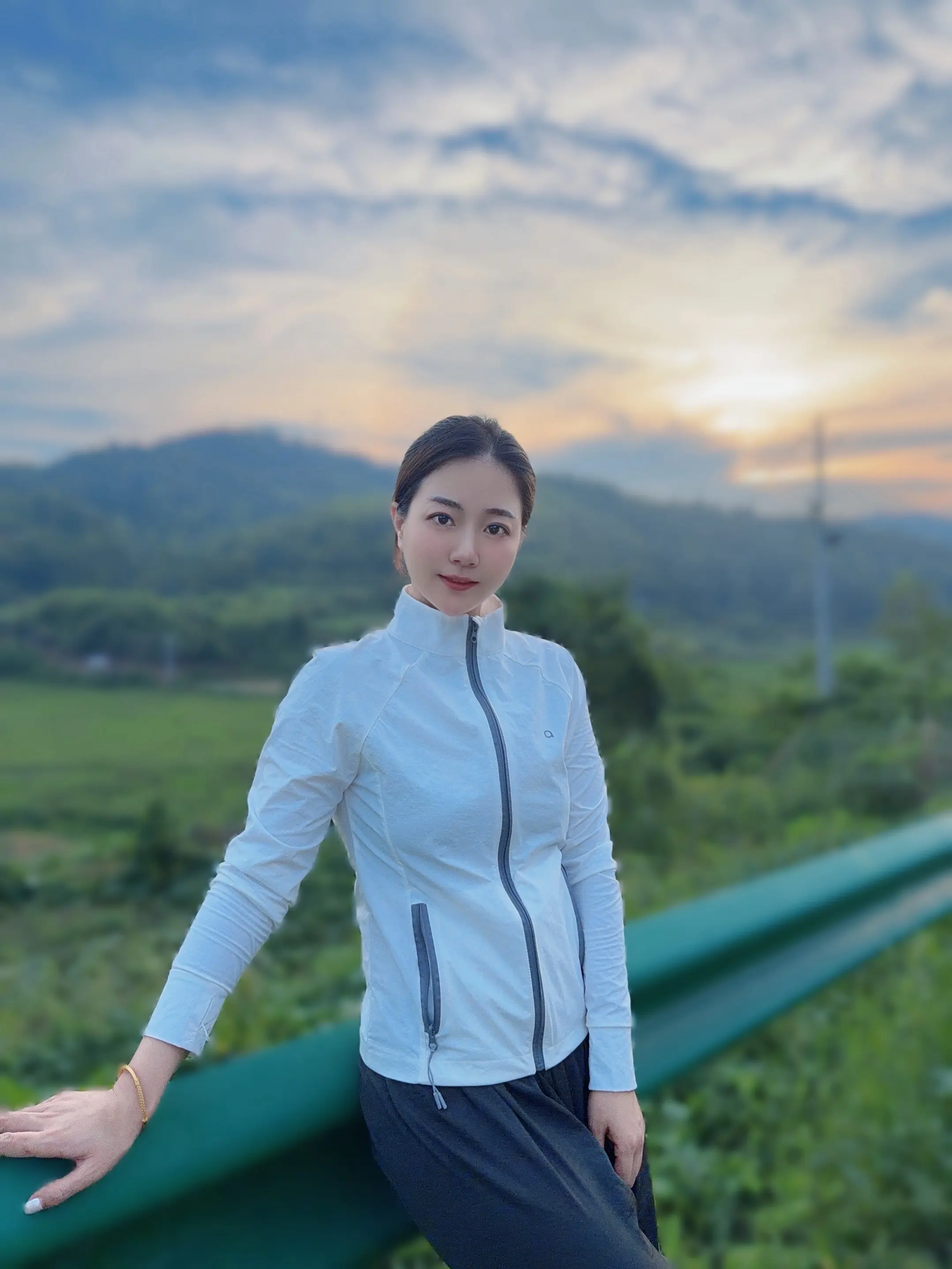 你很近 也很远 在脑海里 也在心里 唯独不在身边想你了 很想