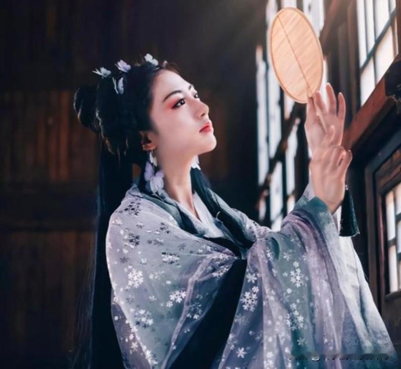 她敢写"自恨罗衣掩诗句"，敢在道观开诗会收男弟子，敢跟温庭筠平起平坐唱和诗词。最