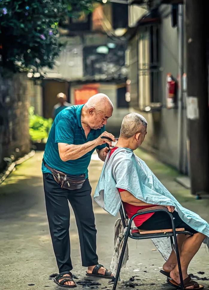 街头理发，是城市中一抹独特的烟火气。在喧嚣的街角，老理发师用熟练的手法，为过往行