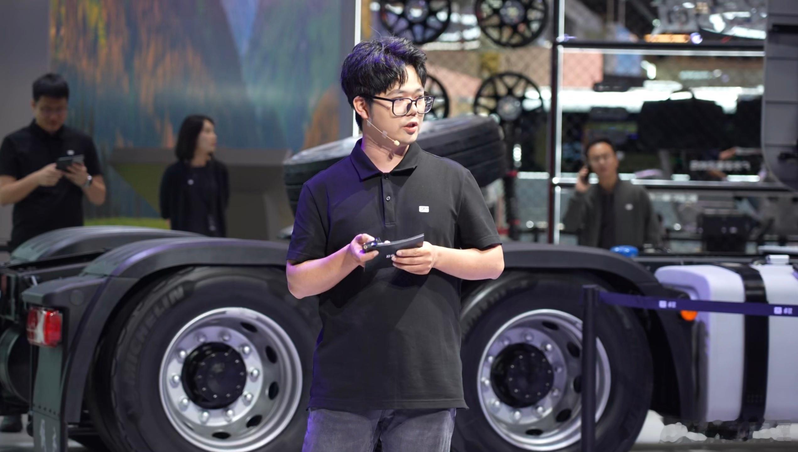 北京车展最特殊的车主来了！不是千万级超跑车主，不是科技车主的打卡，而是20位重卡