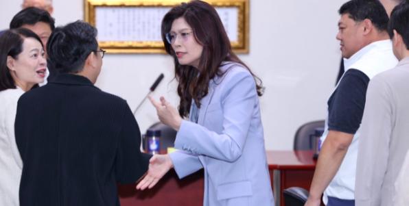 别看就8个人登机，这一架飞机抵得上十个航母战斗群！你真以为这就是一次普通参访、走