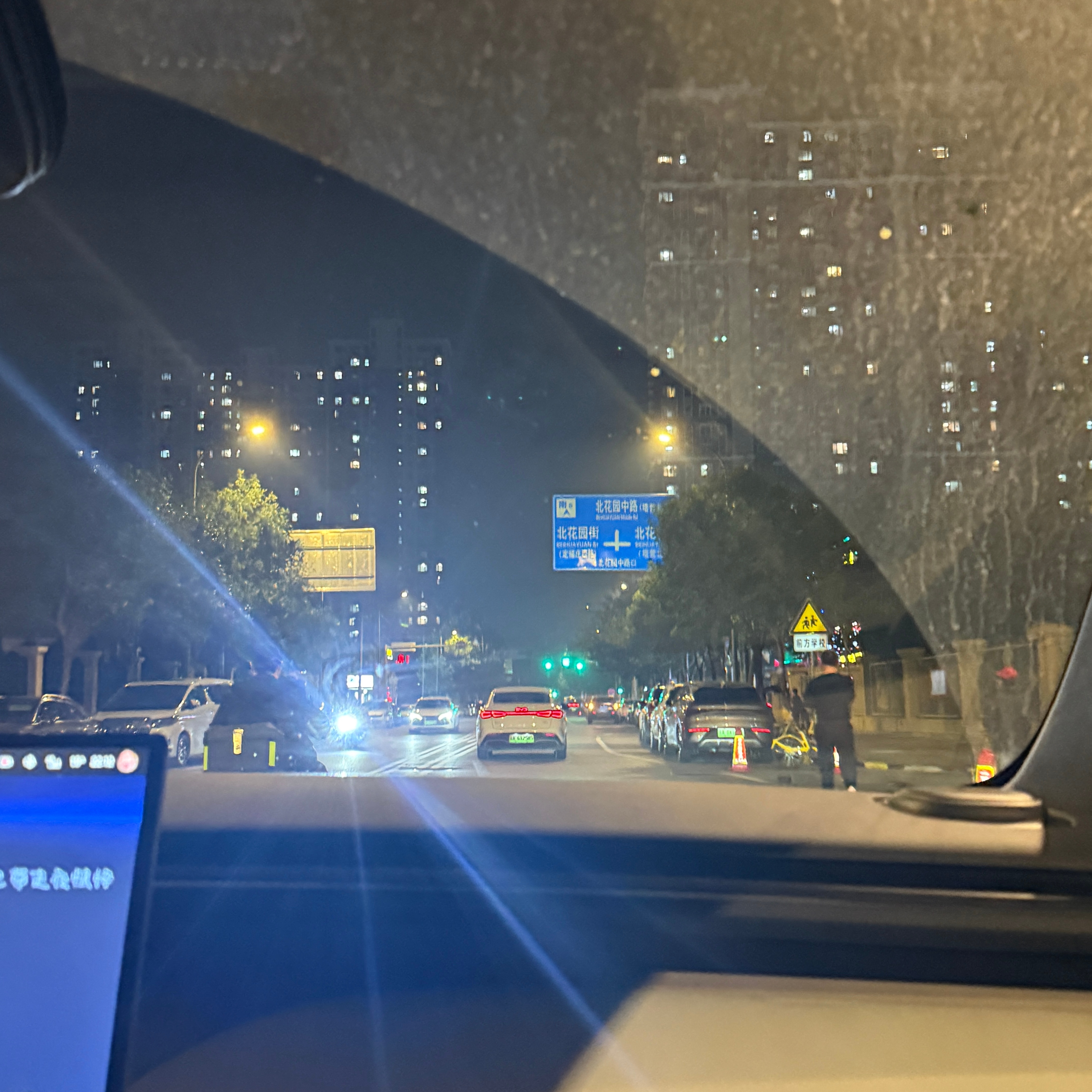 累了一天，坐上车开在回家的路上，看着路上熙熙攘攘的行人。铁铁们都在干嘛？老规矩，