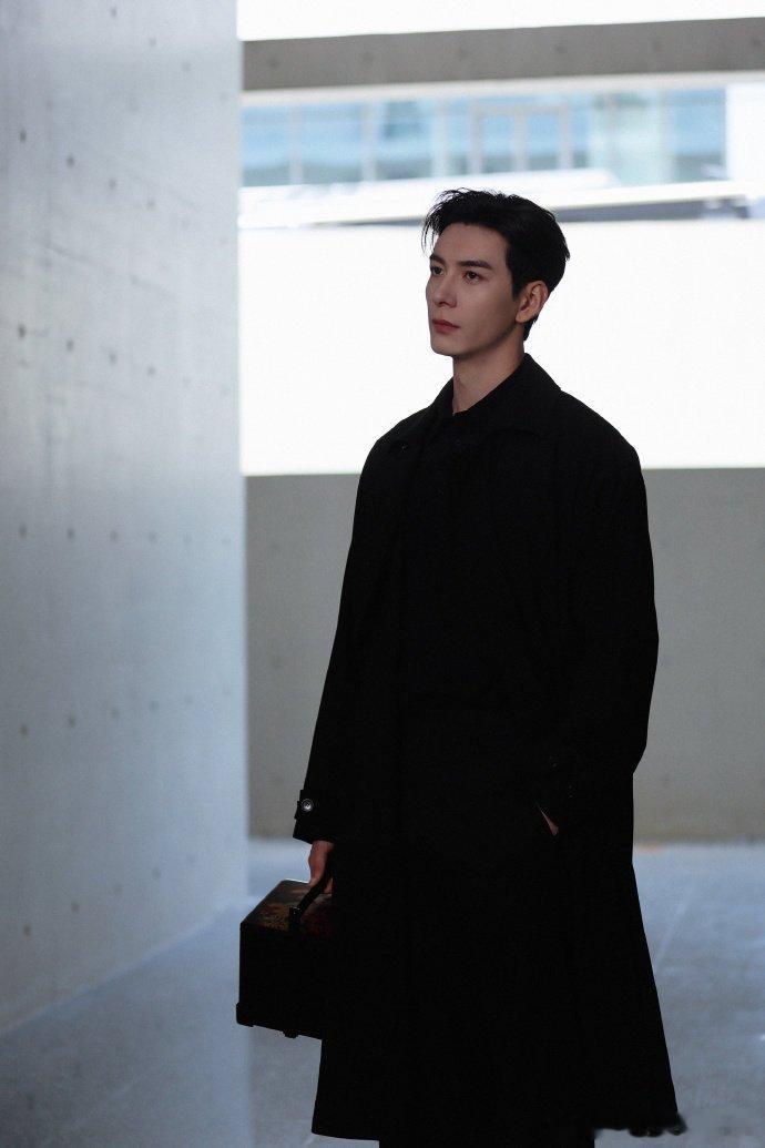 陈星旭偷笑这一下肖稚宇的快乐全写在嘴角的偷看上，醉酒送女主时笑，女主道歉时笑，连