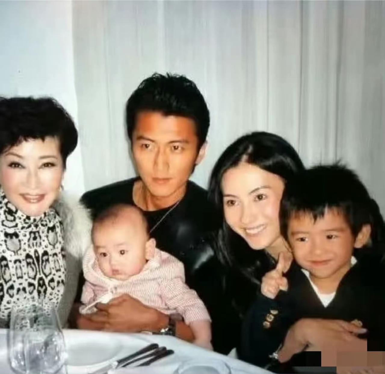 张柏芝在社交媒体上分享了一张与二儿子Quintus的温馨背影合照。照片中，两人并