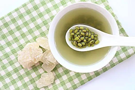 《绿豆》我个子虽小，但在夏天酷热日子里，人们特别想念。一天，家里小孩说：“妈妈，