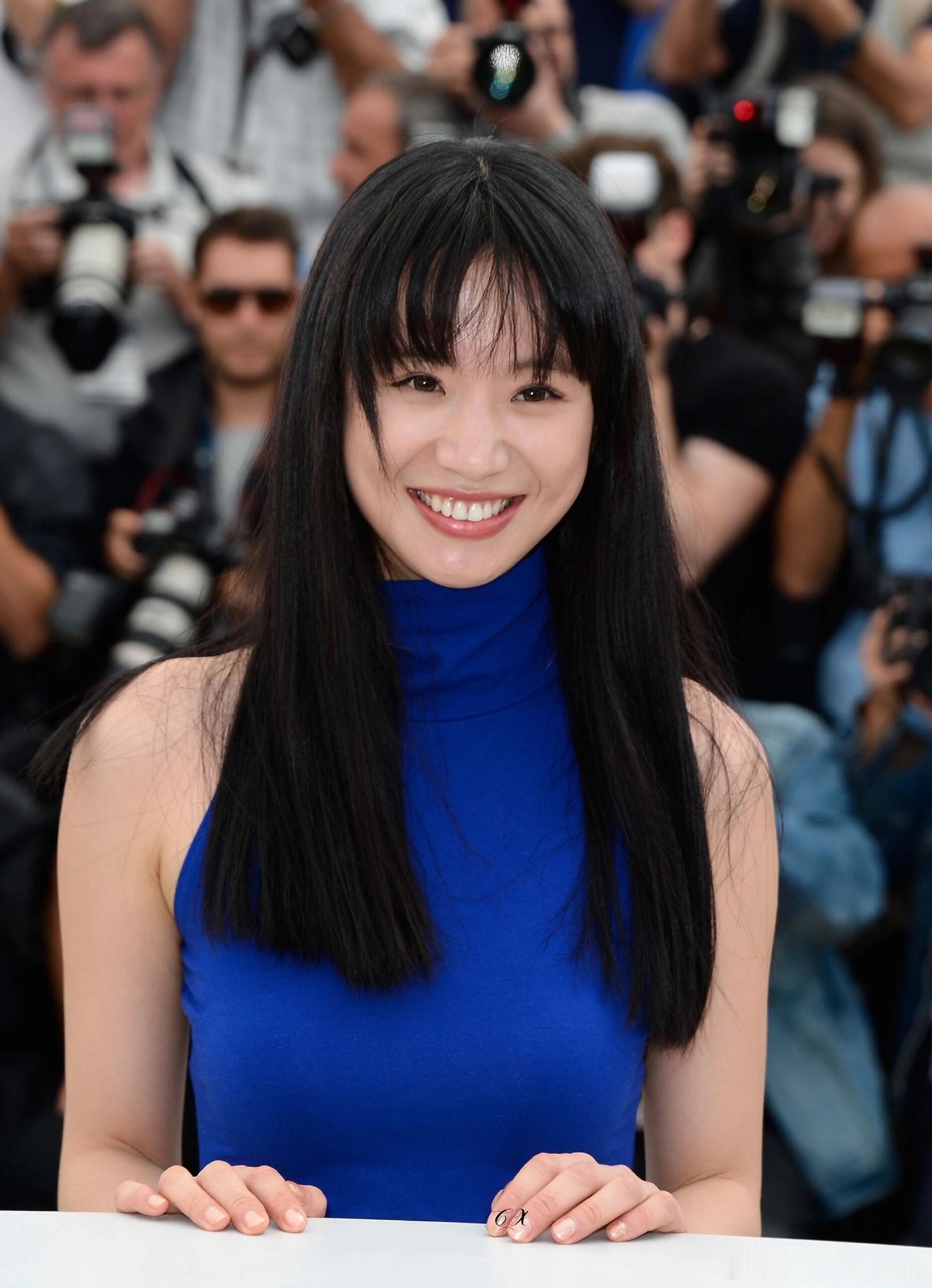 2013年李梦随《天注定》剧组亮相戛纳电影节，挺像霓虹女明星的那时候脸还有点肉。