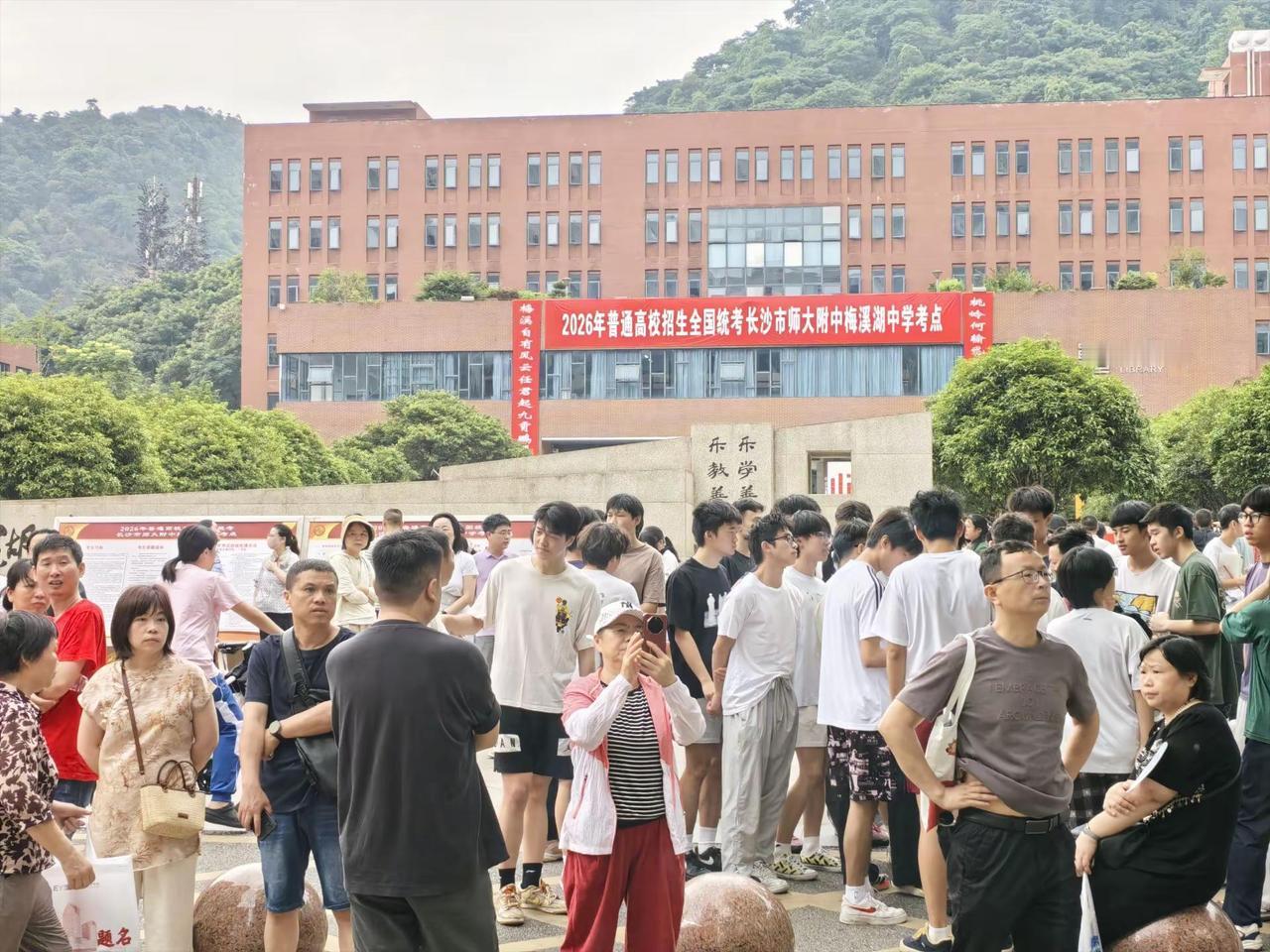 考试现场人山人海 考生入场通道