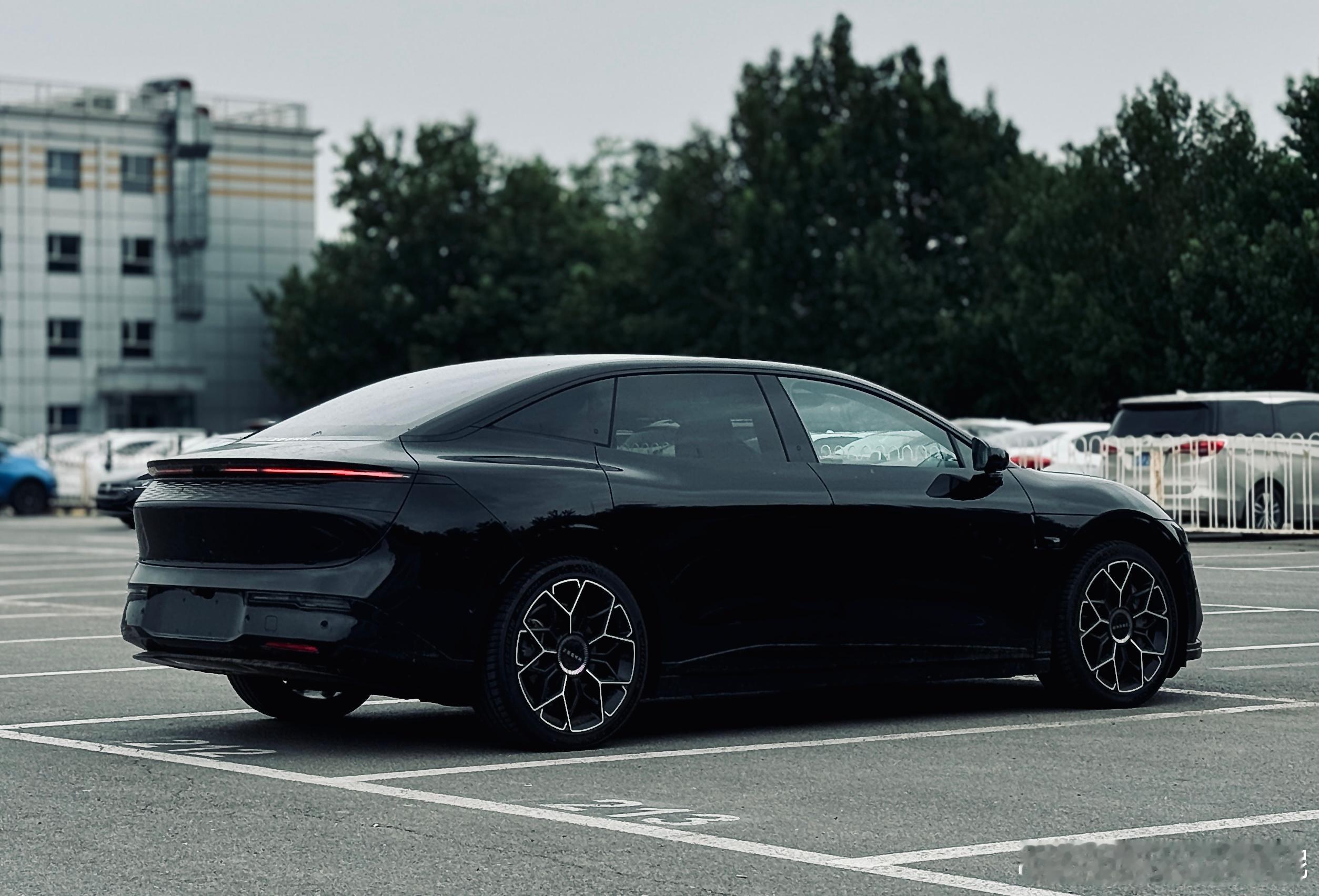 黑色的#极氪007# 真帅啊！！！真巧，我的车[doge] ​​​