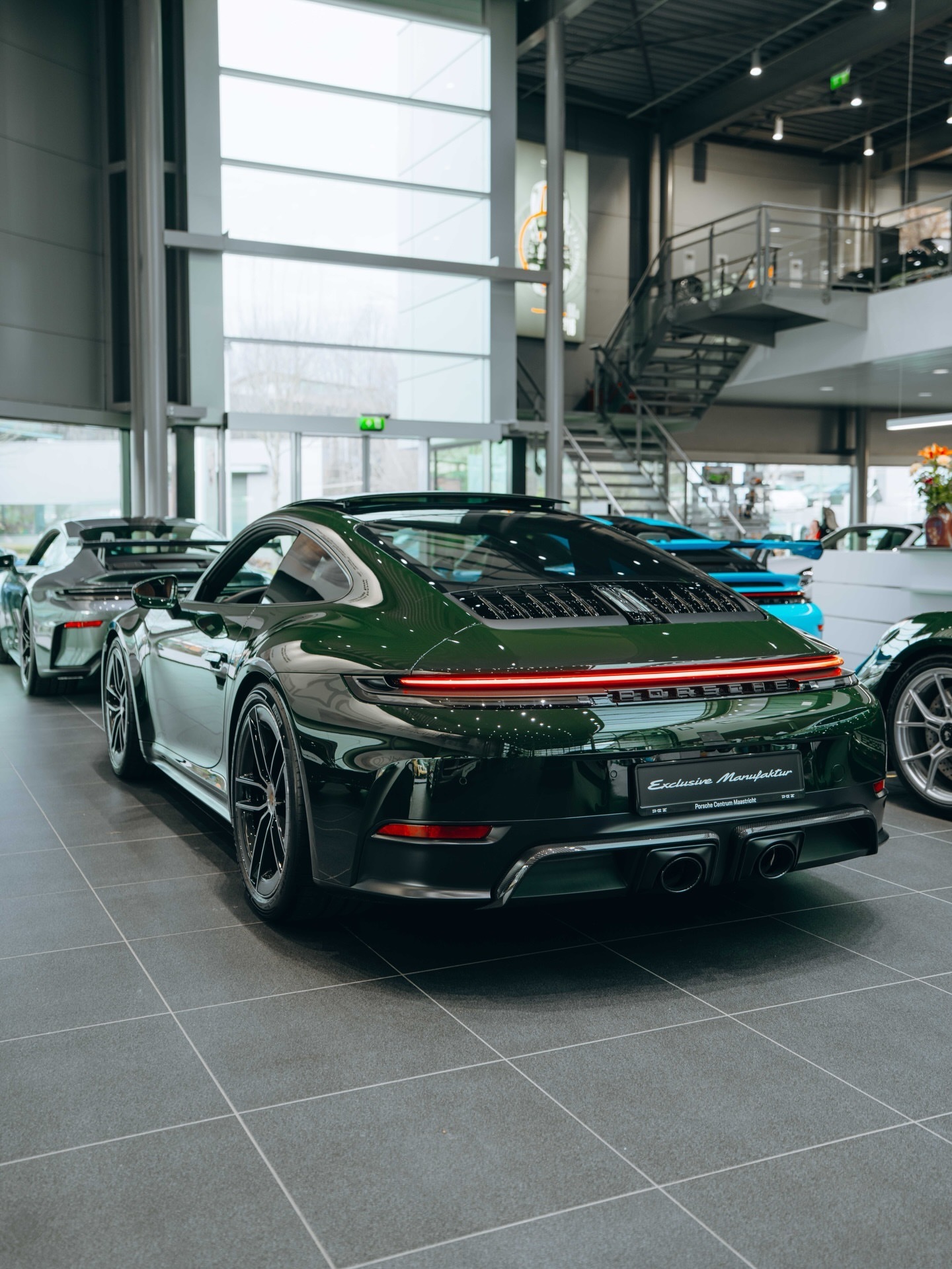 独一无二的车型。911 Carrera 4 GTS，采用PTS色彩布鲁斯特绿。配