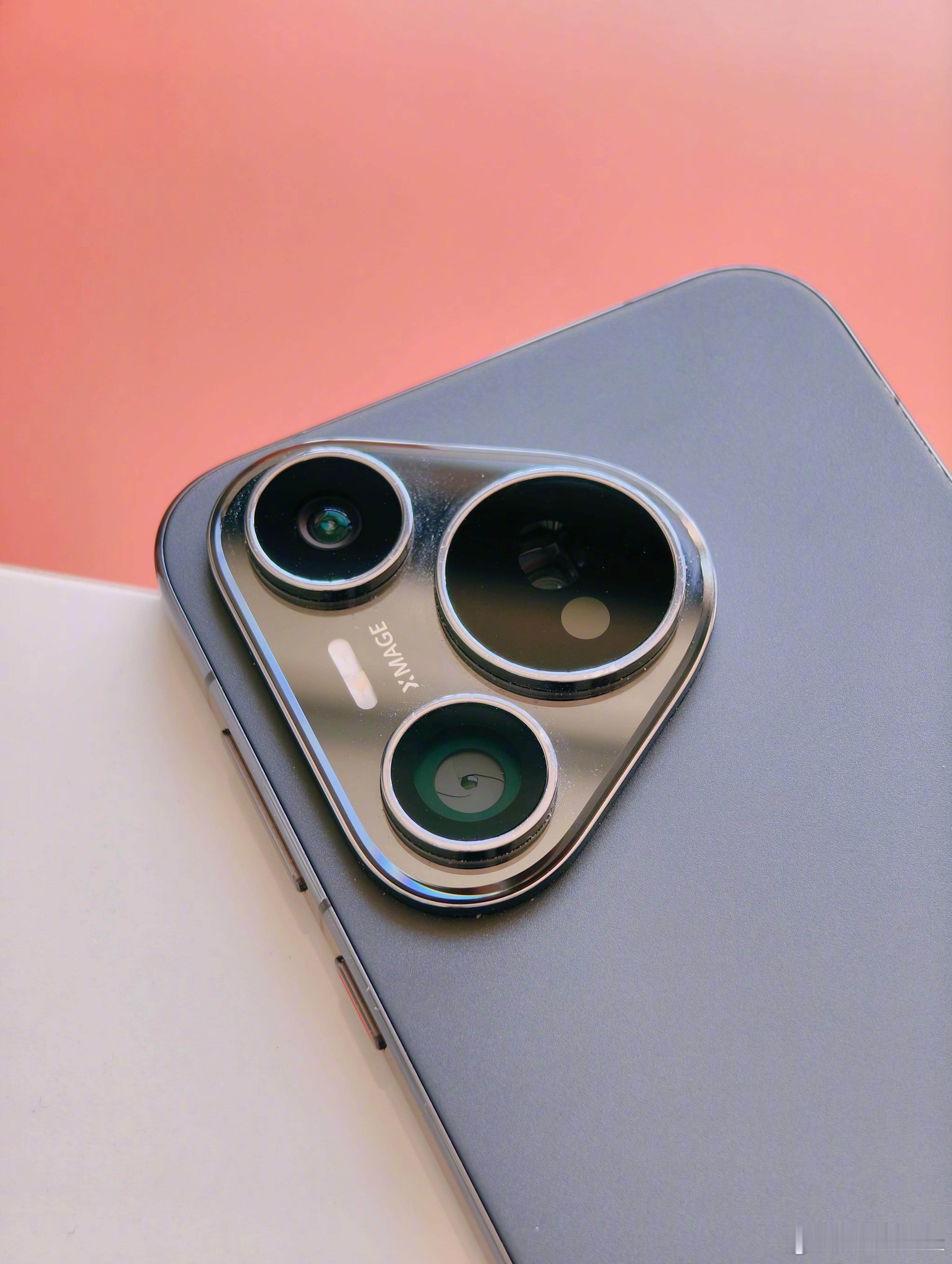 「风向标设计」模组，华为从Pura 70系列开始沿用，现在Pura 90系列也延