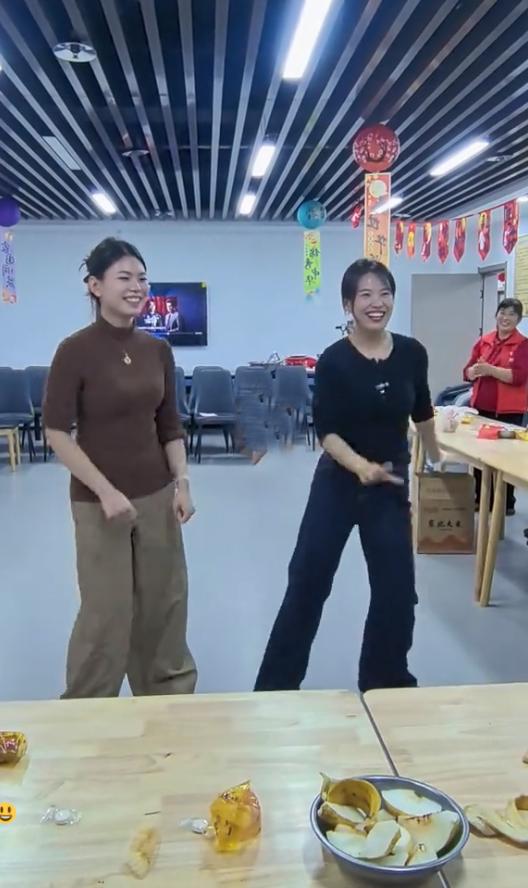 我家老爷子住在养老院，这段时间天天乐呵呵的，满脸皱纹都舒展开了。因为每天都有年轻