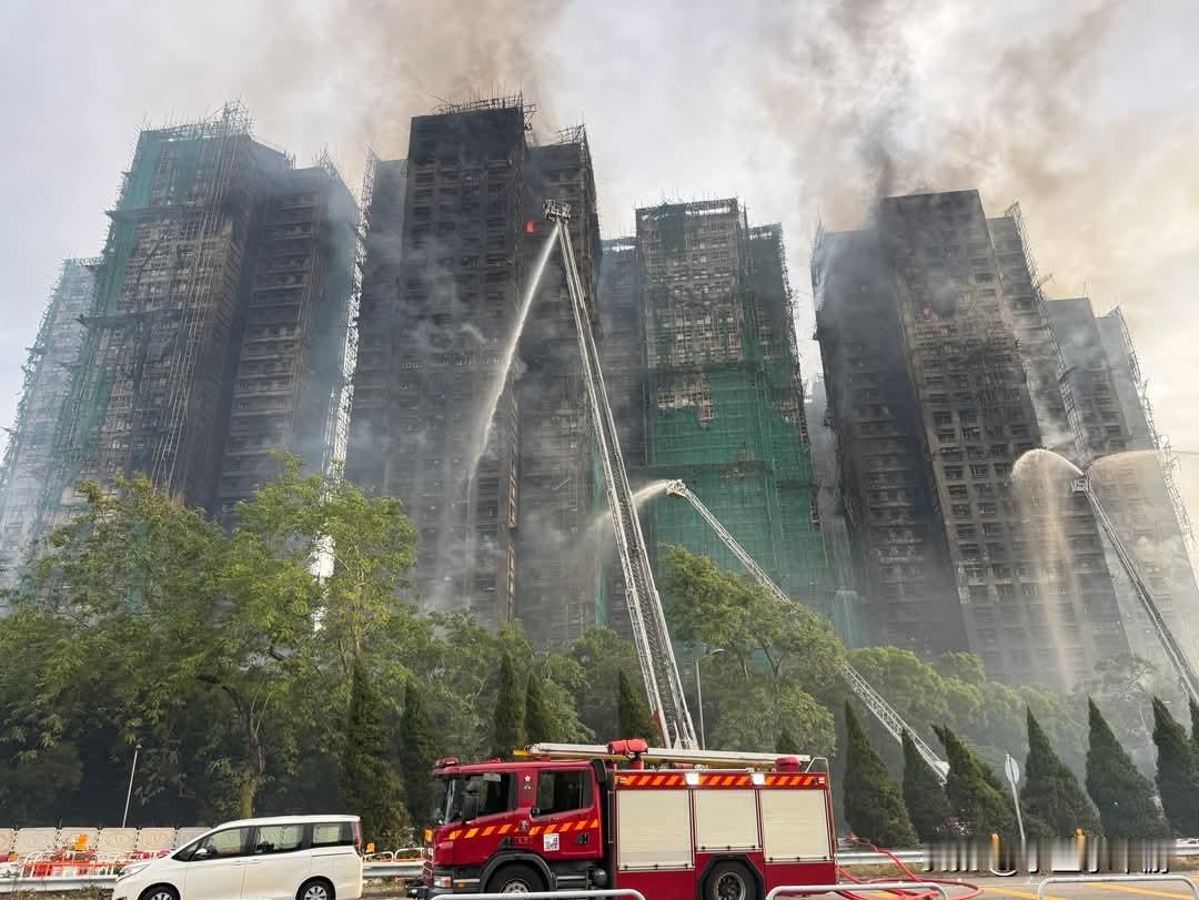 中国香港宏福苑大火，死亡增至44人　最新白天画面直击！