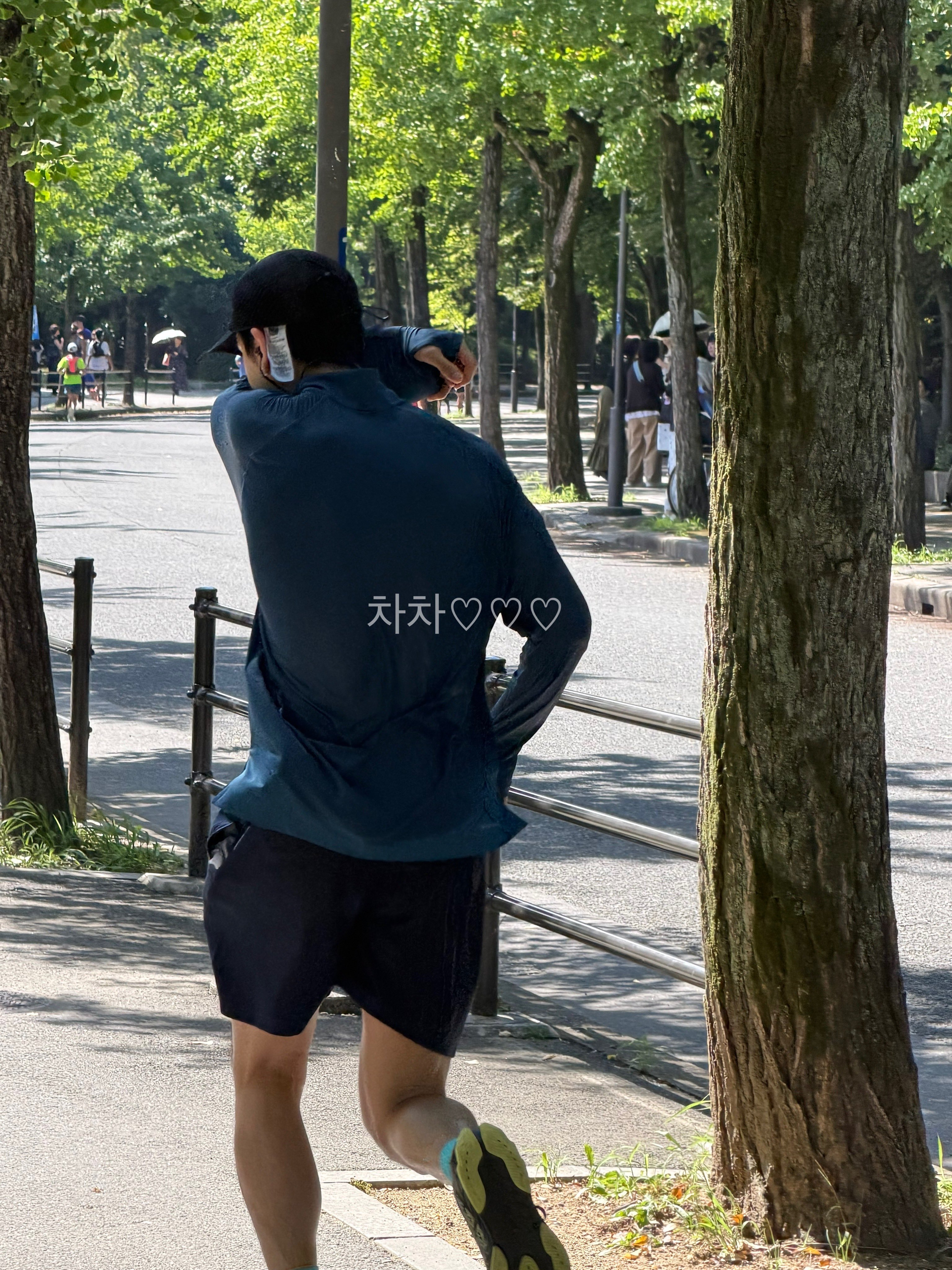 原op主说偶遇Sea跑步还说呢这人咋这么帅  不确定在后面跟着的是不是Jim （