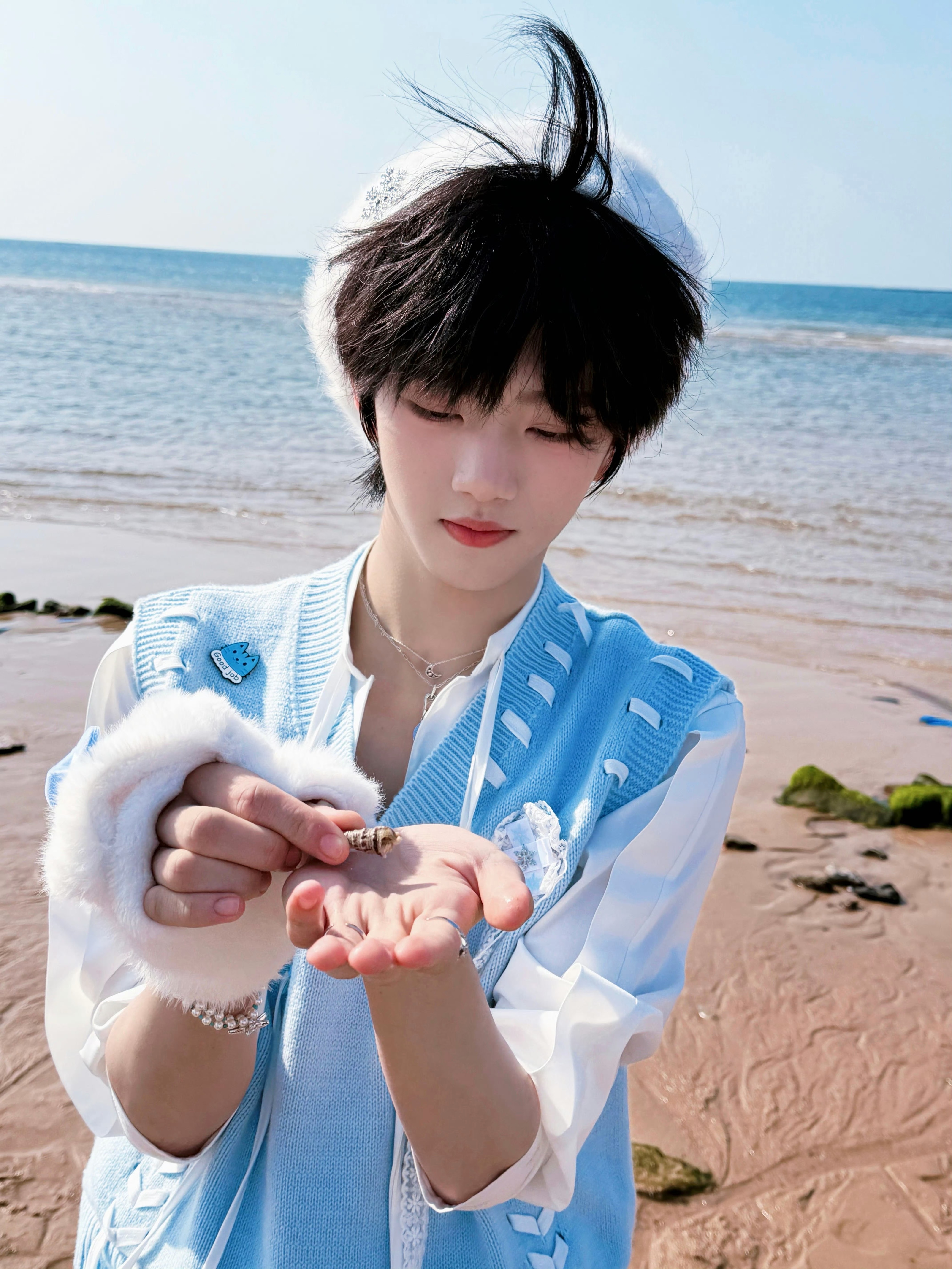张函瑞海边贝雷帽自拍 被张函瑞的海边贝雷帽自拍直接甜晕了白色贝雷帽+蓝白穿搭灵动