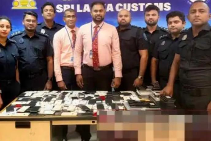 4月16日，斯里兰卡警方在科伦坡班达拉奈克国际机场逮捕9名中国公民，海关在其身上