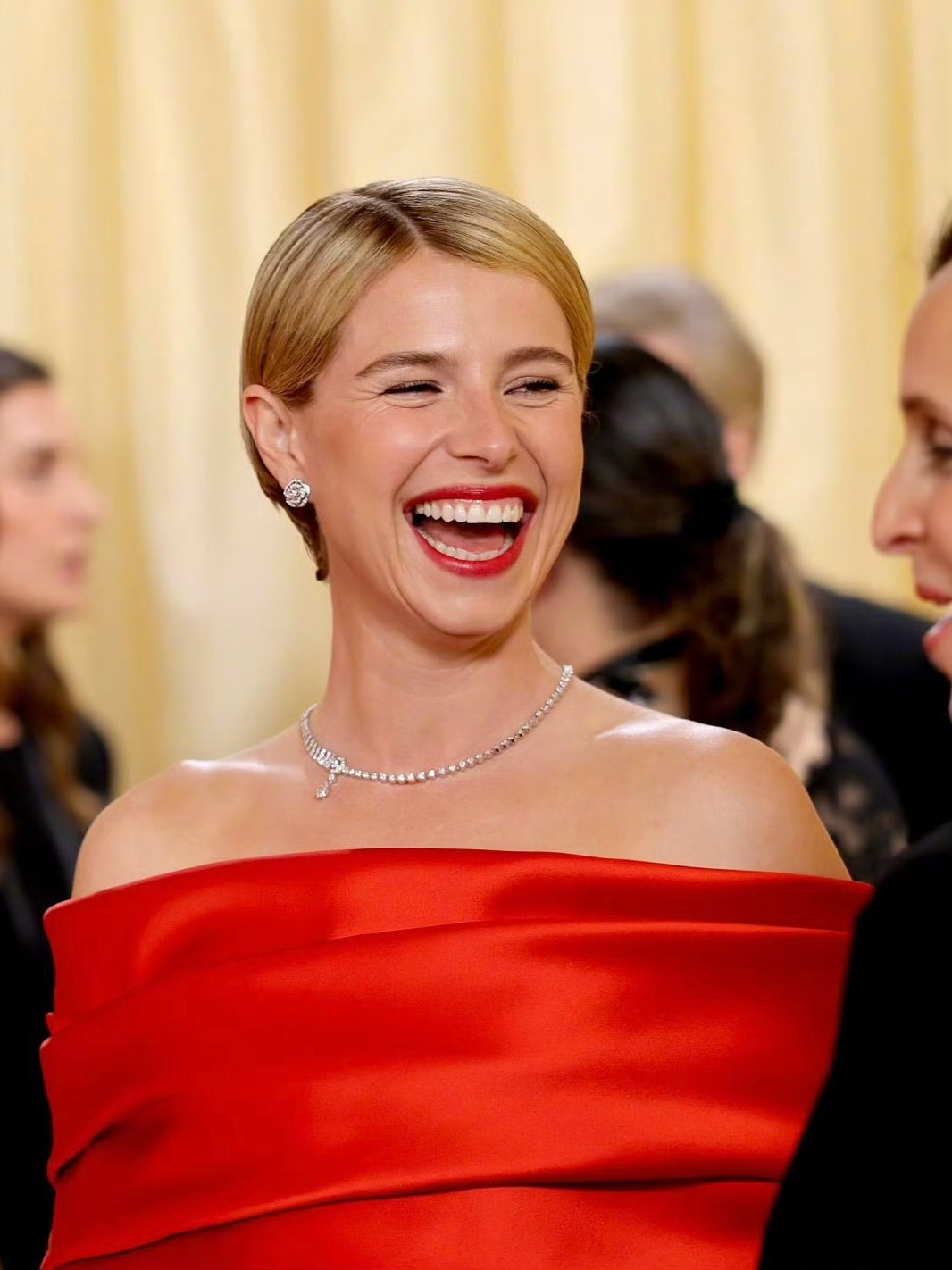 奥斯卡红毯 奥斯卡红毯上的赵婷和杰西·巴克利。两人凭借《哈姆奈特》提名最佳导演和