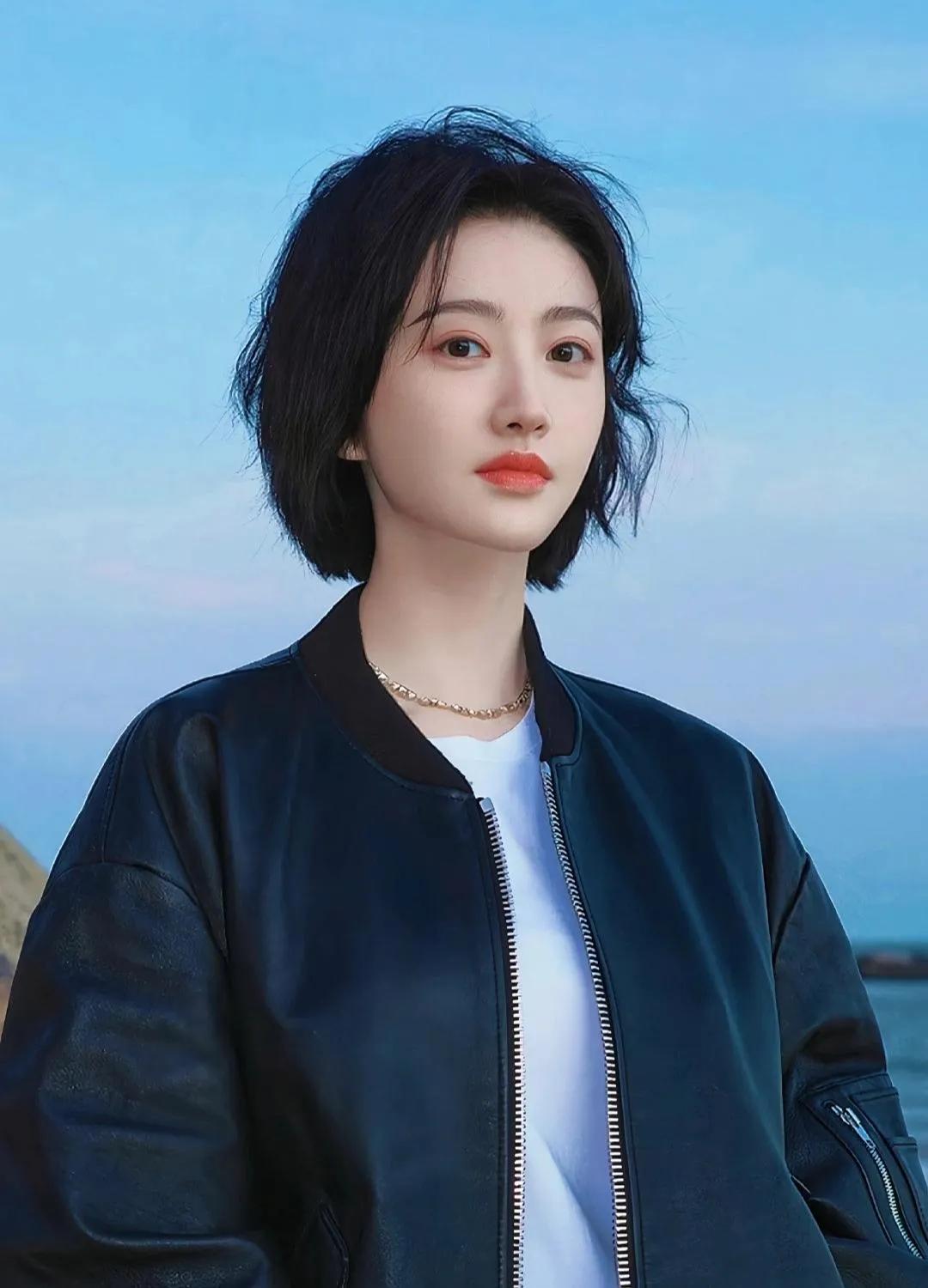 景甜的短发在女明星当中是数一数二的好看，真是什么造型都能驾驭的了，短发的她显得更